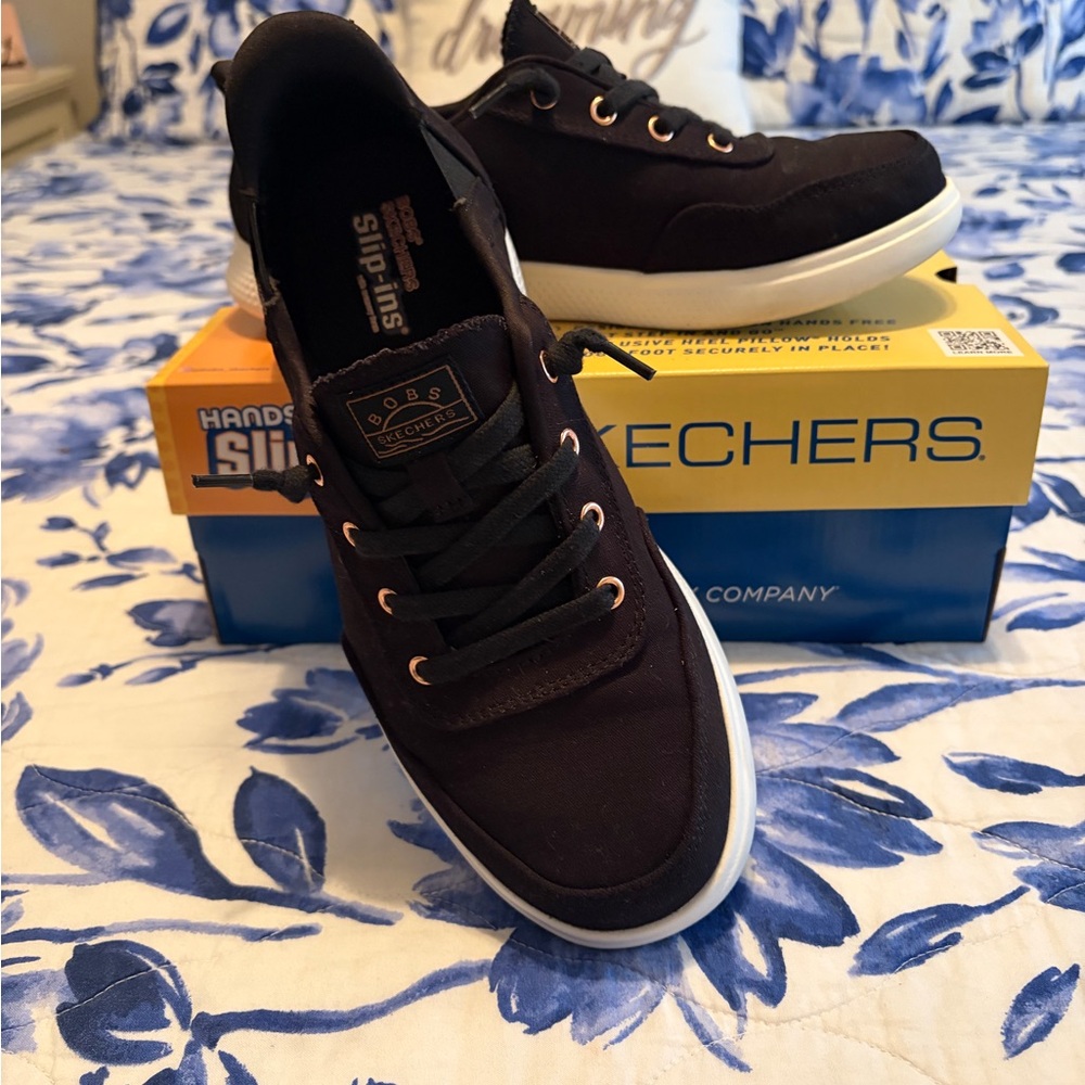Skechers Slip In Women’s Black Sneakers with White Sole size 8.5